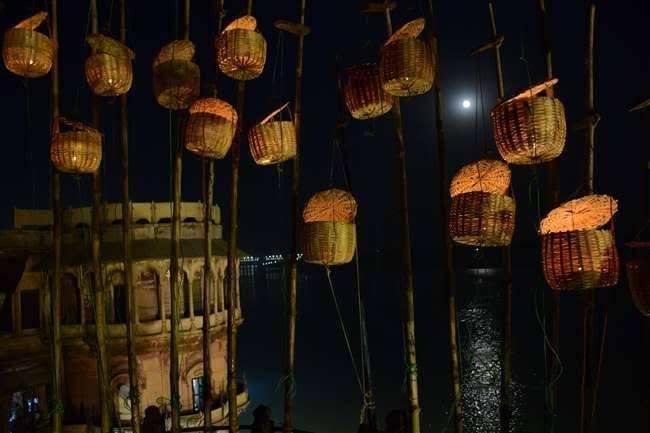 शरद पूर्णिमा की रात पितरों की राह रोशन करने को टिमटिमाएंगे आकाशदीप शरद पूर्णिमा की रात पितरों की राह रोशन करने को टिमटिमाएंगे आकाशदीप