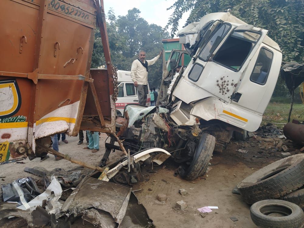 ढाबे पर खड़े ट्रक में घुसा ट्रेलर, चालक की दबकर मौत, परिचालक गंभीर ढाबे पर खड़े ट्रक में घुसा ट्रेलर, चालक की दबकर मौत, परिचालक गंभीर