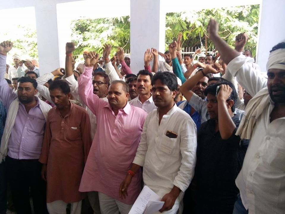 उत्पीड़न के खिलाफ दुधिया सँघ ने डीएम को ज्ञापन दिया उत्पीड़न के खिलाफ दुधिया सँघ ने डीएम को ज्ञापन दिया