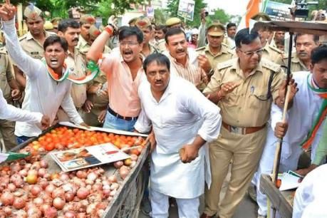 महंगाई के विरोध में कांग्रेसियों ने सड़क पर बेचा प्याज-टमाटर महंगाई के विरोध में कांग्रेसियों ने सड़क पर बेचा प्याज-टमाटर