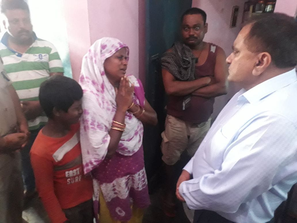 लखनऊ: 1090 पर बच्चे का शव मिलने का मामला, डीजीपी ओपी सिंह मृतक बच्चे के घर पहुंचे, डीजीपी ने पीड़ित परिजनों से की मुलाकात, डीजीपी ने जल्द खुलासे का दिया आश्वासन, कल 1090 चौराहे पर मिला था बच्चे का शव।