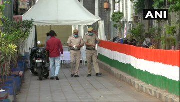 निजामुद्दीन मरकज बिल्डिंग के पास स्वास्थ्य विभाग की टीम। इस कार्यक्रम में लगभग 2500 लोग शामिल हुए थे। इनमें से 860 को अस्पताल ले जाया गया है और 300 और लोग बाकी हैं।