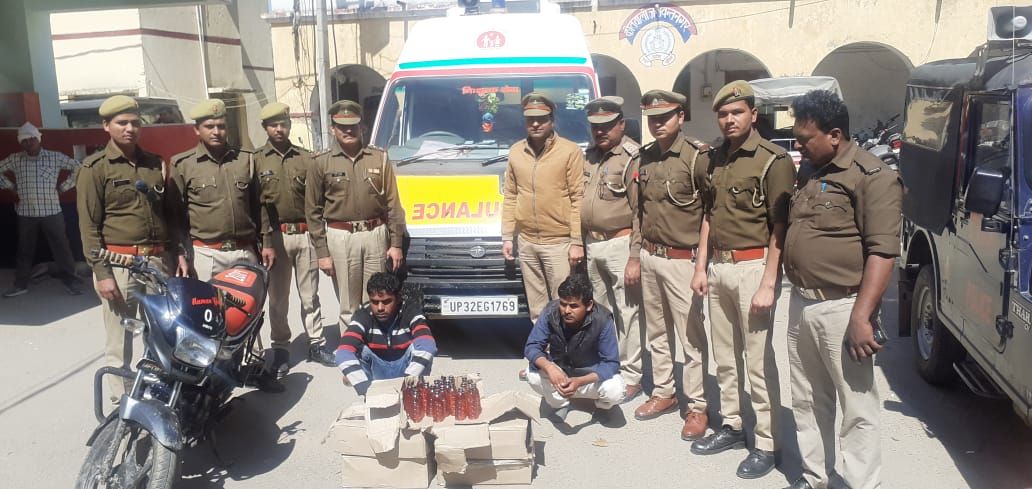 सरकारी एम्बुलेंस मे अवैध देशी शराब ले जाते 2 चालक गिरफ्तार। सरकारी एम्बुलेंस मे अवैध देशी शराब ले जाते 2 चालक गिरफ्तार।