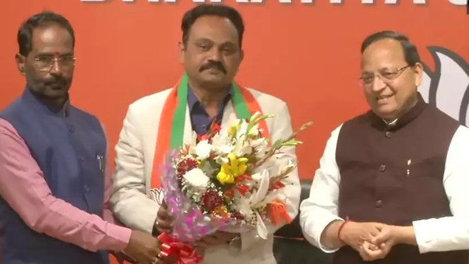 कांग्रेस को झटका, जनार्दन द्विवेदी के बेटे ने थामा कमल