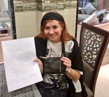 वाराणसी। विश्वनाथ मंदिर में दर्शन करने गई स्पेनिश महिला के गायब पर्स को पुलिस ने 24 घंटे के अंदर ढूंढा। विदेशी महिला ने खुश होकर वाराणसी पुलिस को  बोला थैंक्यू