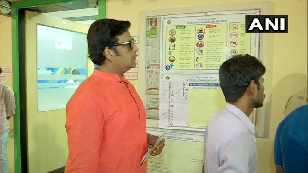 मुंबई: यूपी के गोरखपुर से बीजेपी के उम्मीदवार रवि किशन ने गोरेगांव के एक मतदान केंद्र पर अपना वोट डालने के लिए कतार में खड़े