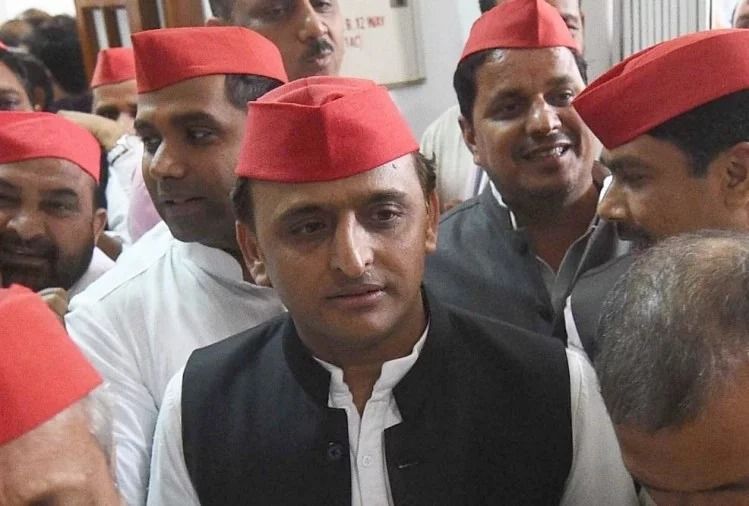 आजम खां के बचाव में उतरे अखिलेश, बोले- बदले की भावना से हो रहा उत्पीड़न आजम खां के बचाव में उतरे अखिलेश, बोले- बदले की भावना से हो रहा उत्पीड़न