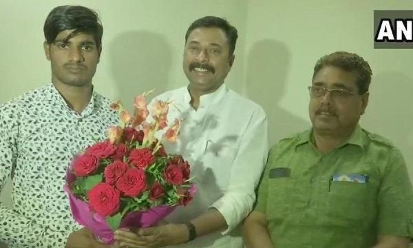 जिसने दिग्विजय सिंह के मंच से किया था मोदी का गुणगान, उस युवक का बीजेपी ने किया सम्मान जिसने दिग्विजय सिंह के मंच से किया था मोदी का गुणगान, उस युवक का बीजेपी ने किया सम्मान