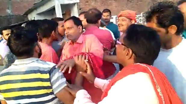 देवरिया में बीजेपी सांसद रवींद्र कुशवाहा और विधायक काली प्रसाद पर फूटा ग्रामीणों का गुस्सा