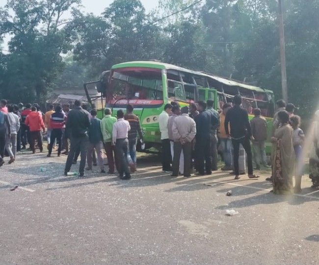 बाइक सवार को बचाने में पलटी यात्रियों से भरी बस, हादसे में 15 जख्मी बाइक सवार को बचाने में पलटी यात्रियों से भरी बस, हादसे में 15 जख्मी