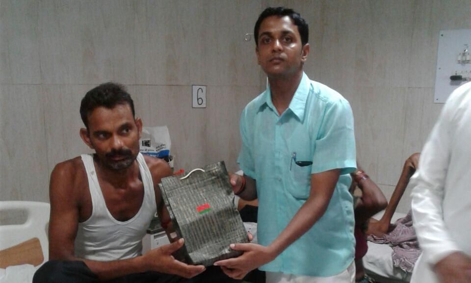 अखिलेश यादव के जन्म दिन के अवसर पर मरीजो को फल वितरण किया गया