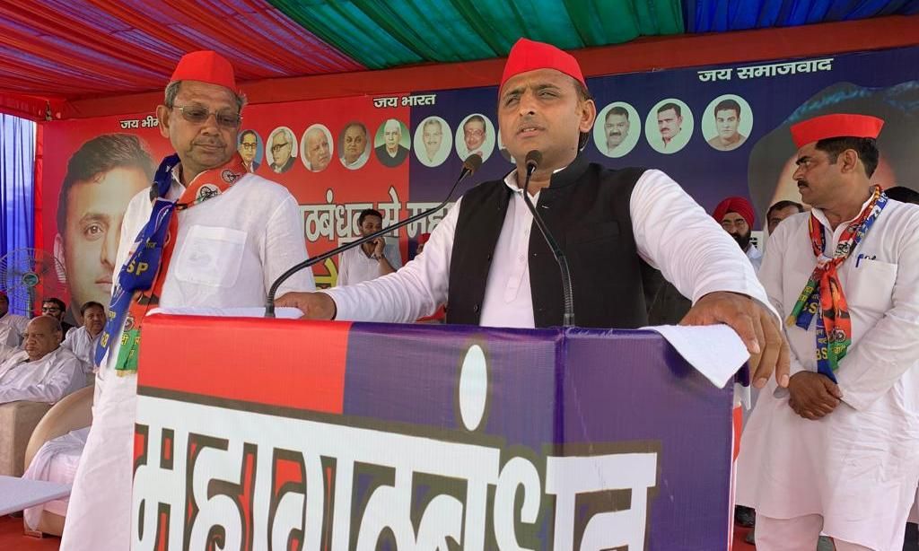 कानपुर यही स्मार्ट सिटी है, जहां कूड़ा हटा नहीं पाए हैं जानवर सड़कों पर घूम रहे हैं