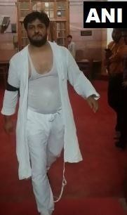 PDP सांसद नजीर अहमद और एमएम फैयाज ने प्रस्ताव का विरोध करते हुए अपना कुर्ता फाड़ लिया. संविधान फाड़ने की कोशिश करने के बाद दोनों को सदन से बाहर जाने के लिए कहा गया .