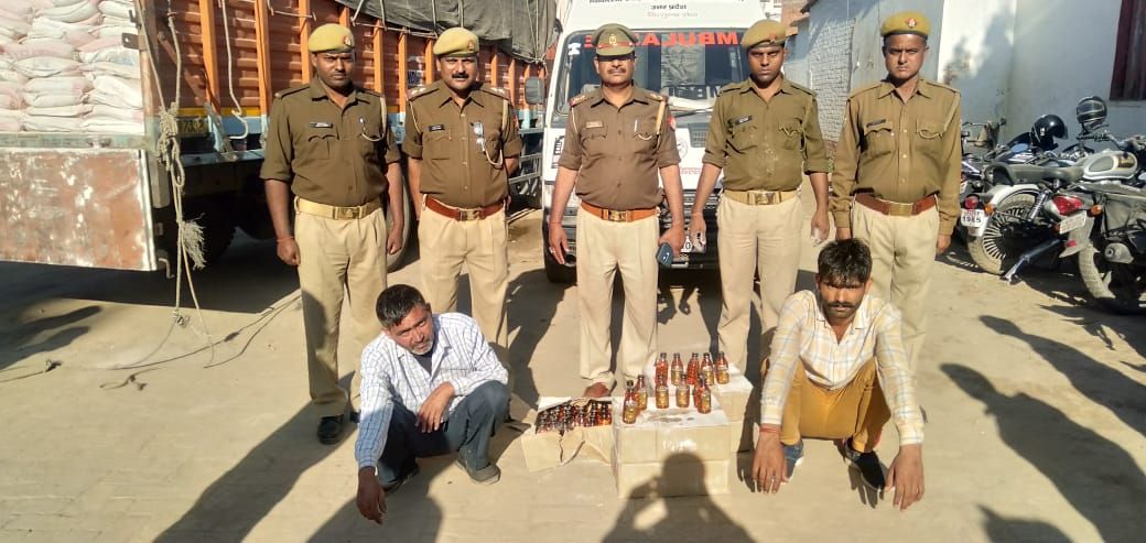 440 पेटी अवैध शराब के साथ दो तस्कर गिरफ्तार। 440 पेटी अवैध शराब के साथ दो तस्कर गिरफ्तार।