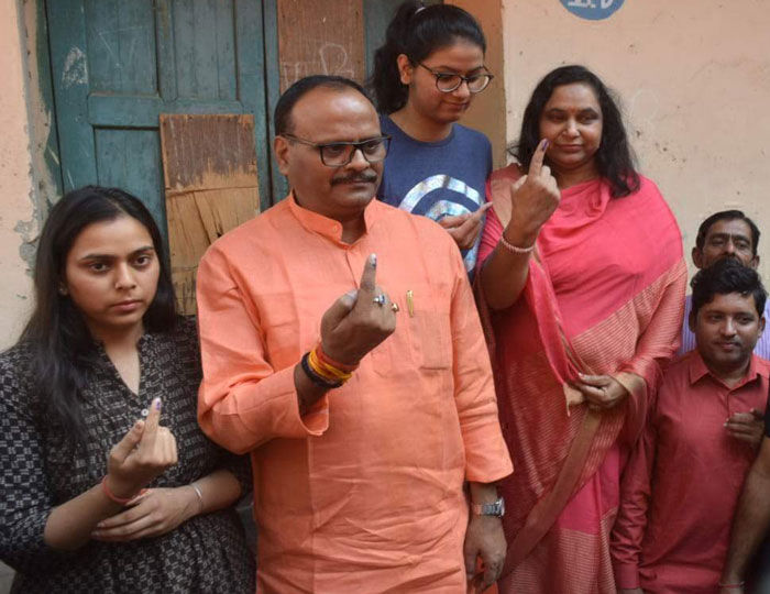 कैबिनेट मंत्री ब्रजेश पाठक ने भी परिवार के साथ मतदान किया। ब्रजेश पाठक के साथ उनकी पत्नी नम्रता और दोनों पुत्रियों ने भी मतदान किया।