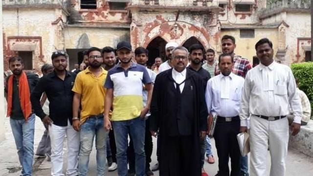 मुन्ना बजरंगी गैंग के शूटर अभिनव ने फैजाबाद में सरेंडर किया मुन्ना बजरंगी गैंग के शूटर अभिनव ने फैजाबाद में सरेंडर किया