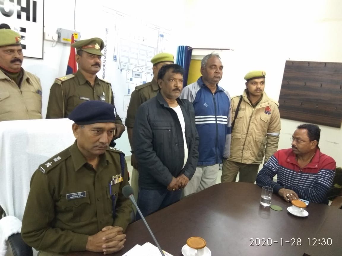 कालीन कंपनी में महिला बुनकर के साथ गैंगरेप कालीन कंपनी में महिला बुनकर के साथ गैंगरेप