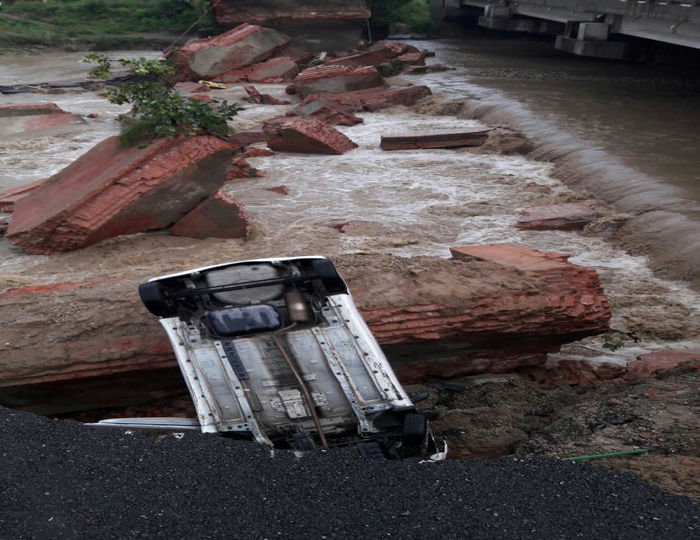 सहारनपुर में पंजना नदी पर बना पुराना पुल टूटा, सवारियों भरी टवेरा गिरी