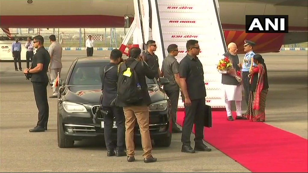 प्रधानमंत्री नरेंद्र मोदी दिल्ली पहुंचे, विदेश मंत्री सुषमा स्वराज ने किया स्वागत..