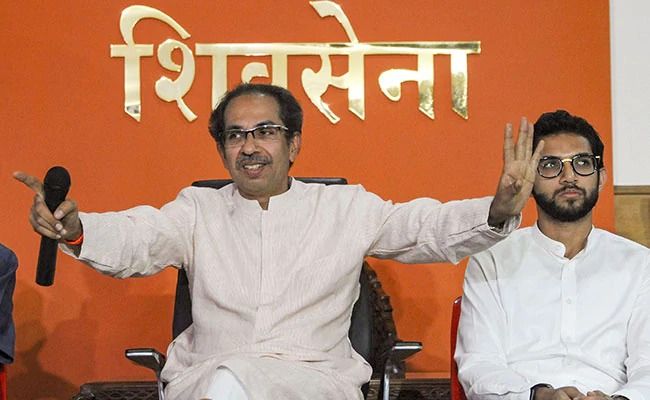 शिवसेना ने लिखा, महाराष्ट्र में नए समीकरण से कुछ लोगों के पेट में दर्द शिवसेना ने लिखा, महाराष्ट्र में नए समीकरण से कुछ लोगों के पेट में दर्द