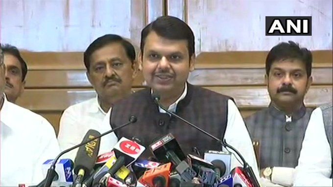 फडणवीस ने शिवसेना का नाम लिए बिना मुस्कराते हुए कहा कि सहयोगी को धन्यवाद. फडणवीस ने शिवसेना का नाम लिए बिना मुस्कराते हुए कहा कि सहयोगी को धन्यवाद.