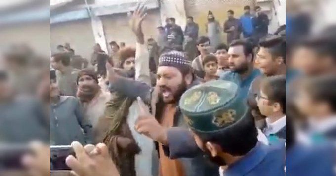 पाकिस्तान में ननकाना साहिब गुरुद्वारे पर हमला, सिखों के खिलाफ नारे