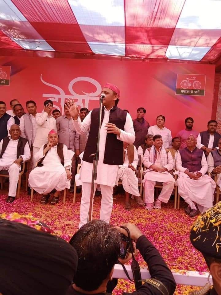 सैफई की होली शिवपाल अखिलेश मुलायम साथ, होली के रंग अपनो के संग