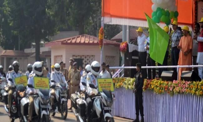 CM योगी ने किया सड़क सुरक्षा रैली का शुभारंभ, कहा- चालान नहीं, जागरूकता पर ध्यान दे पुलिस CM योगी ने किया सड़क सुरक्षा रैली का शुभारंभ, कहा- चालान नहीं, जागरूकता पर ध्यान दे पुलिस