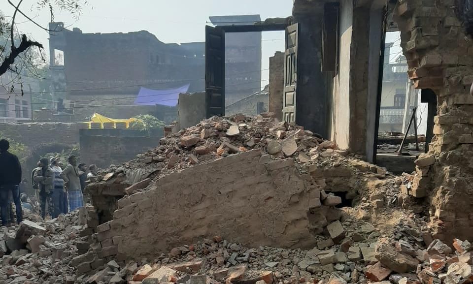 प्रधानपति तोड़वा रहा था मकान अचानक भरभराकर गिरा, मलबे में दबकर दो मजदूरों की मौत
