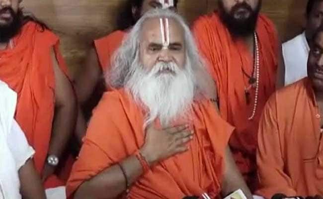 नक्शा फाड़ने पर राजीव धवन पर भड़के वेदांती, दर्ज कराऊंगा केस
