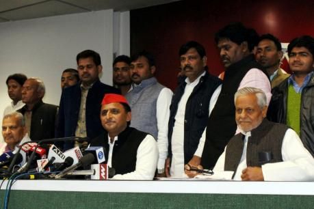 बीएसपी के पूर्व विधायक समेत दर्जनों नेताओं ने थामा सपा का दामन