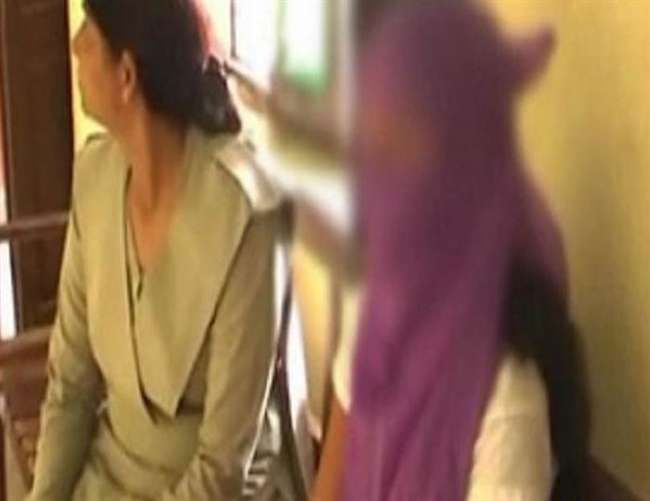 फर्रुखाबाद पुलिस लाइन में युवती से गैंगरेप, दो सिपाही नामजद फर्रुखाबाद पुलिस लाइन में युवती से गैंगरेप, दो सिपाही नामजद