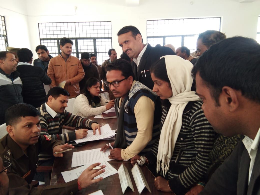 जिलाधिकारी ने गांव गांव में कैंप लगाकर समस्याओं का निस्तारण करने का लेखपालों को दिया निर्देश