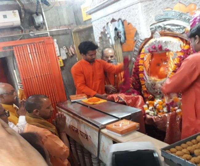 प्रतिबंध समाप्त होते ही CM योगी ने किए बजरंग बली के दर्शन, हाथ जोड़कर की कामना