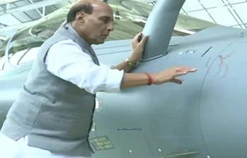 राफेल विमान की शस्त्र पूजा के बाद उड़ान भरने के लिए तैयार राजनाथ
