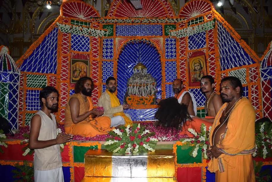 दशरथ महल मंदिर में सजी फूल बंग्ले की झांकी रही आकर्षक