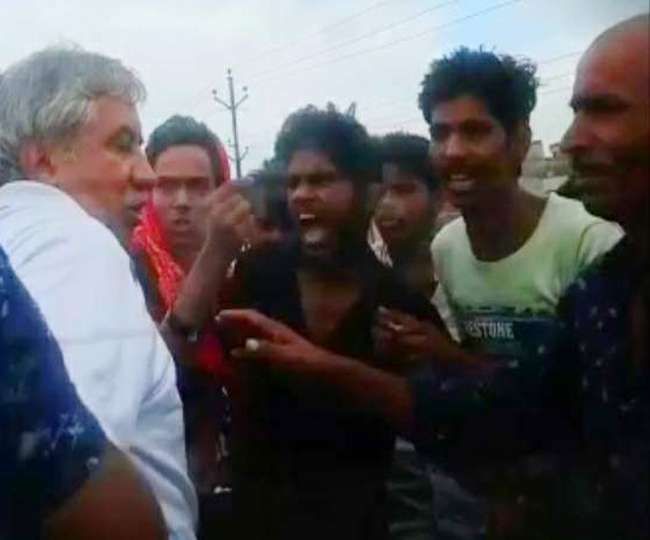 बिहार: बाइकर्स गैंग ने Ex IPS को बीच सड़क पर पीटा, बकिया सुशासन चालु आहे बिहार: बाइकर्स गैंग ने Ex IPS को बीच सड़क पर पीटा, बकिया सुशासन चालु आहे