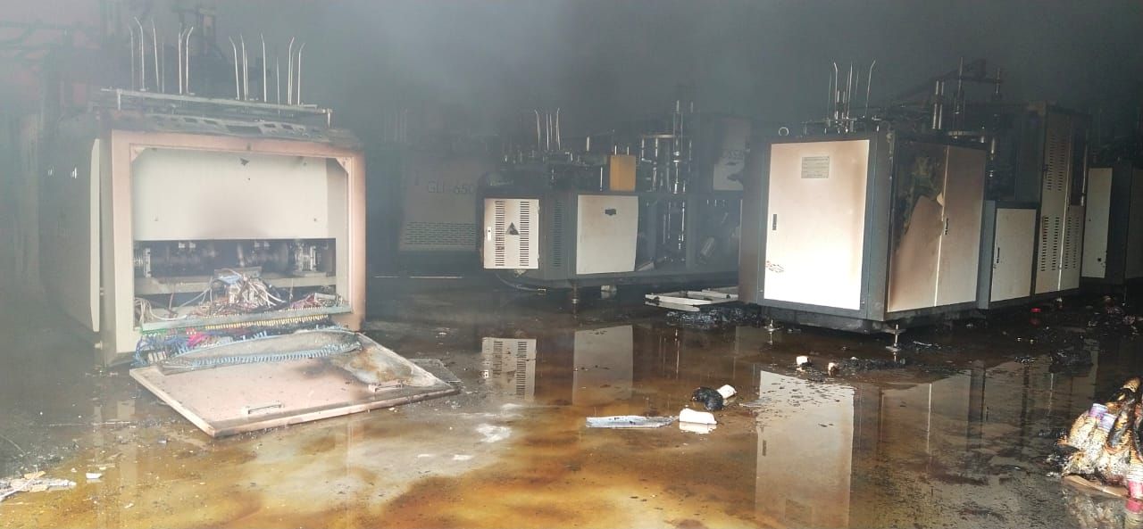 लखनऊ की ग्लास फैक्ट्री में लगी भीषण आग, लाखों का नुकसान लखनऊ की ग्लास फैक्ट्री में लगी भीषण आग, लाखों का नुकसान