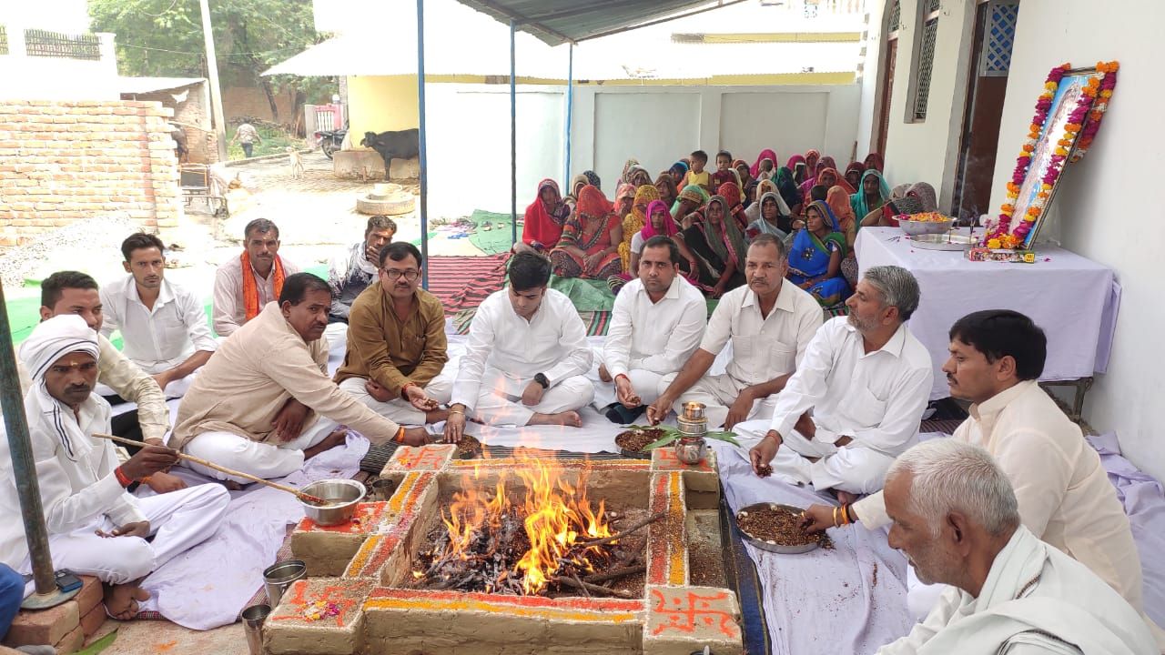 कंठश्री के निधन पर शांति यज्ञ में पूर्व सांसद तेजप्रताप ने डाली आहुतियां कंठश्री के निधन पर शांति यज्ञ में पूर्व सांसद तेजप्रताप ने डाली आहुतियां