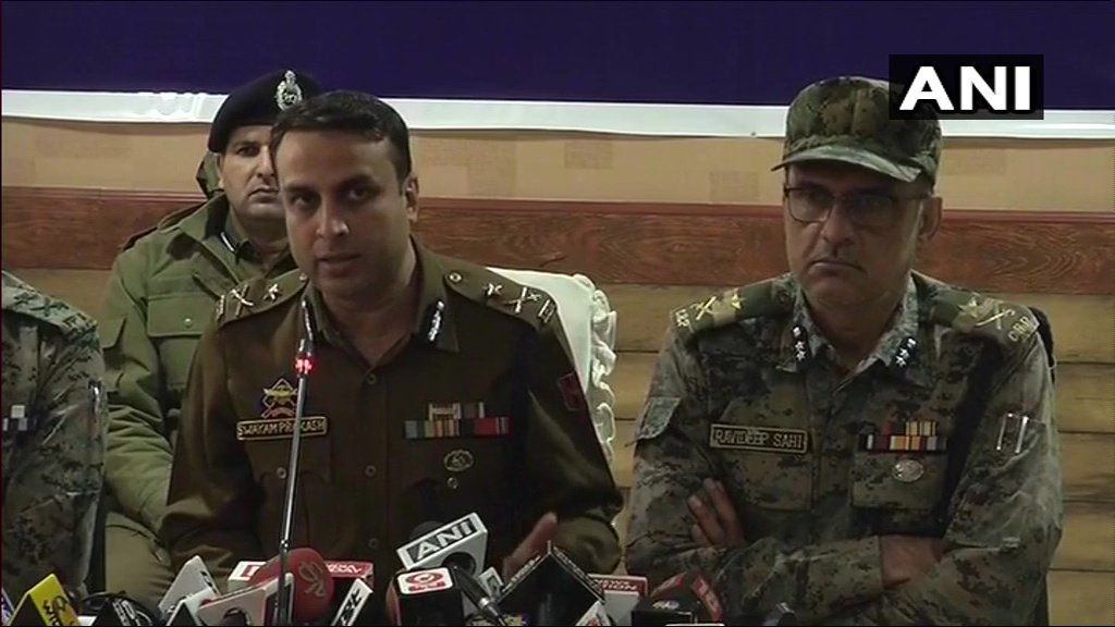 श्रीनगरः करण नगर एनकाउंटर में 2 आतंकी मारे गए। लश्कर-ए-तैयबा के थे आतंकी, एनकाउंटर में 1 CRPF जवान घायल लेकिन पूरी तरह से खतरे से बाहर है : एस.पी. पाणि (आईजी, कश्मीर)