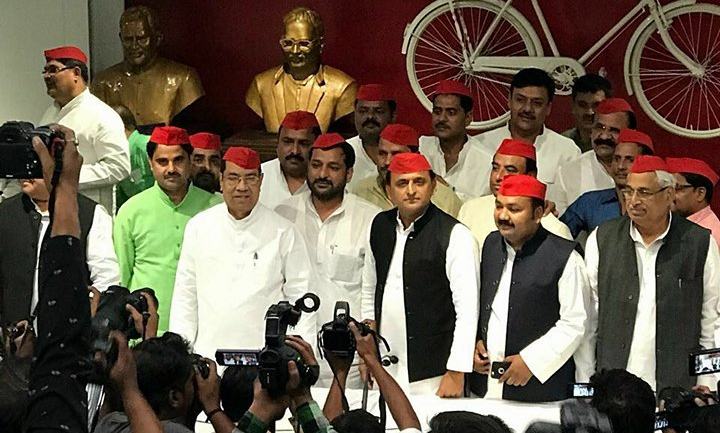 पूर्व विधायक जाकिर अली दल बल के साथ सपा में  हुए  शामिल । लखनऊ में सपा मुखिया अखिलेश यादव ने ज्वाइन करवाया .