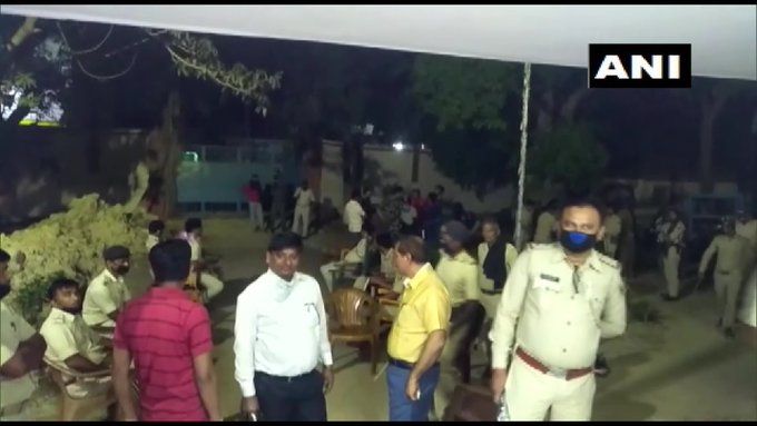 बिहारः झांझरपुर के डीएसपी ने बताया, पुलिस मधुबनी की एक मस्जिद में चेक करने गई थी , दबलीगी जमात का शख्स तो नहीं ठहरा है, पुलिस पर पत्थरबाजी की गई। तीन गिरफ्तार.