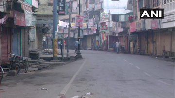 देशभर में जनता कर्फ्यू का असर, बाजार बंद। घरों में लोग।