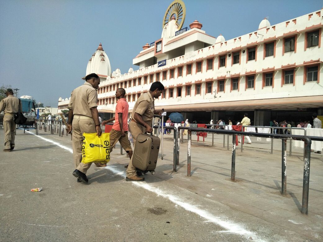 वाराणसी : कैन्ट रेलवे स्टेशन के सर्कुरल एरिया में लावारिस अटैची मिलने से फैली सनसनी जीआरपी ने कब्जे में लेकर जांच शुरू किया