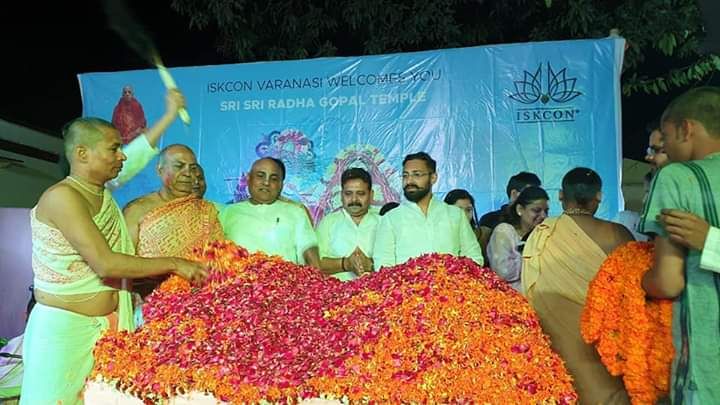 डेढ़ कुंतल गुलाब की पंखुड़ियों से श्रद्धालुओं ने होली खेली डेढ़ कुंतल गुलाब की पंखुड़ियों से श्रद्धालुओं ने होली खेली