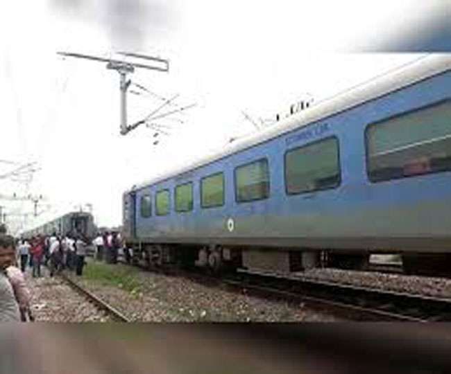 इमरजेंसी ब्रेक लगाकर चालक ने शताब्दी एक्सप्रेस को दुर्घटना से बचाया, यात्रियों के बीच हड़कंप इमरजेंसी ब्रेक लगाकर चालक ने शताब्दी एक्सप्रेस को दुर्घटना से बचाया, यात्रियों के बीच हड़कंप