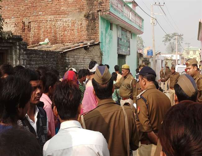 रामपुर में चाकू मारकर एक की हत्या, दो घायल रामपुर में चाकू मारकर एक की हत्या, दो घायल