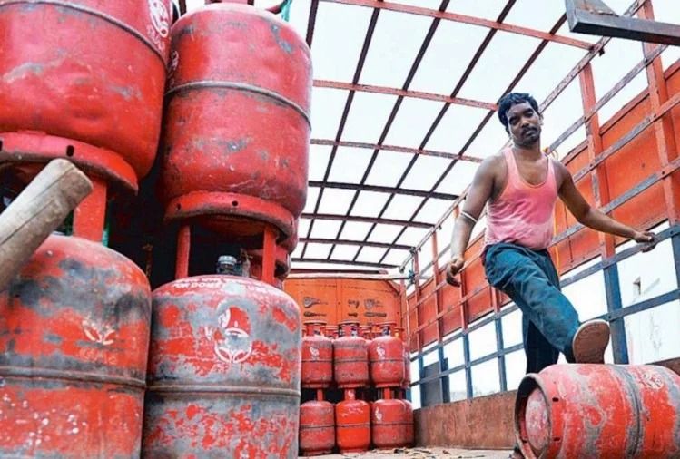 झटका: 19 रुपये महंगा हुआ घरेलू रसोई गैस सिलिंडर