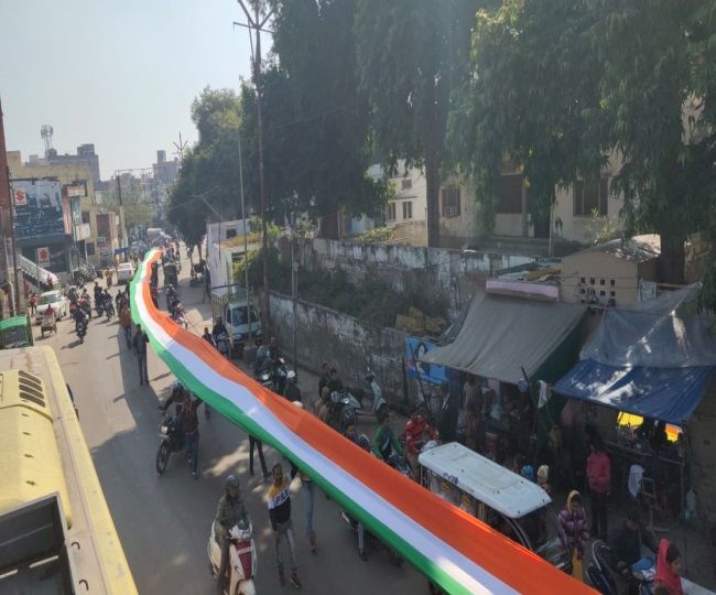 120 मीटर लंबा तिरंगा आकर्षण का केंद्र 120 मीटर लंबा तिरंगा आकर्षण का केंद्र