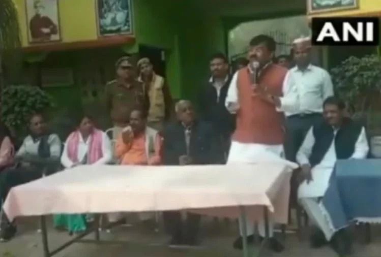 यूपी के मंत्री का अजीबोगरीब बयान, शिक्षित लोग गलत माहौल पैदा करते हैं